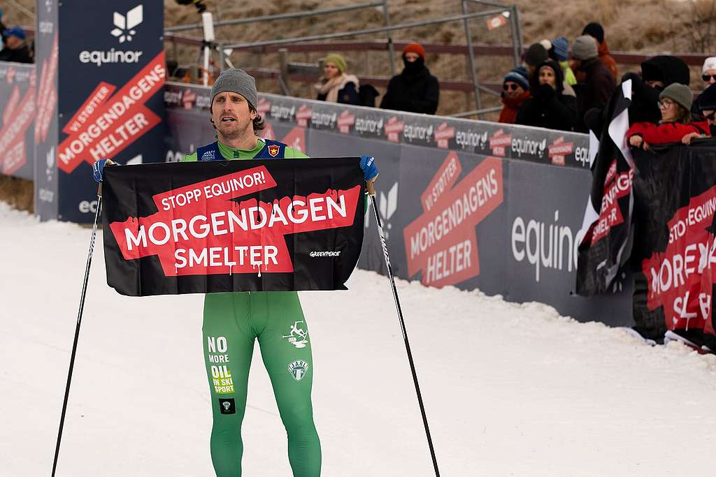 Den svenske langrennsløperen Emil Johansson Kringstad overrasket hele skieliten da han sammen med Greenpeace brukte sesongåpningen på Beitostølen til å lange ut mot at Equinor sponser skisporten.