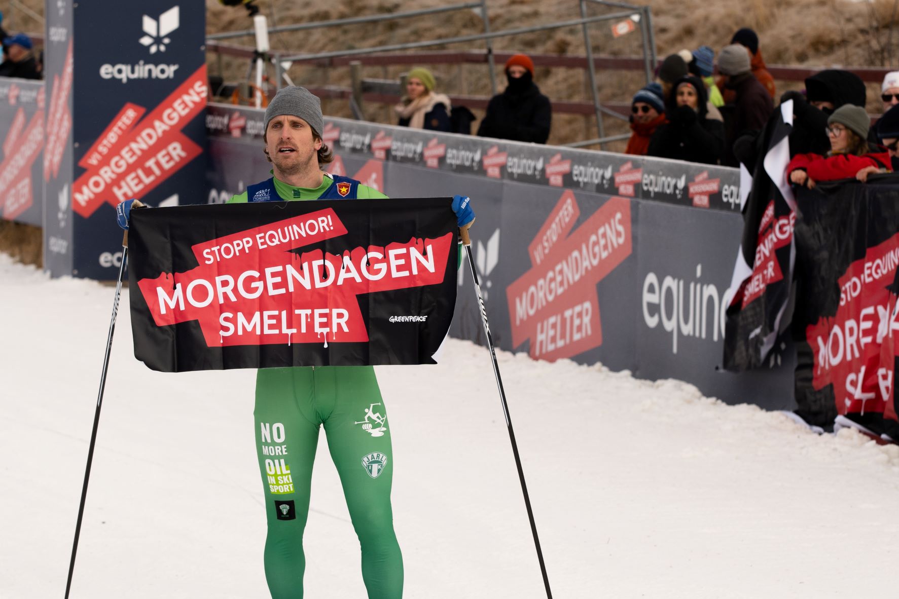 Beitostølen i november 2022: Sammen med aktivister fra Greenpeace protesterer den svenske langrennsløperen Emil Johansson Kringstad mot at Equinor sponser skisporten, såkalt sportsvasking.
