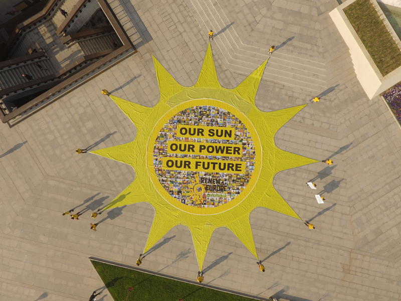 Aktivister i Bulgaria med et banner som sier: "Our sun. Our power. Our future", som betyr «Vår sol. Vår kraft. Vår framtid."