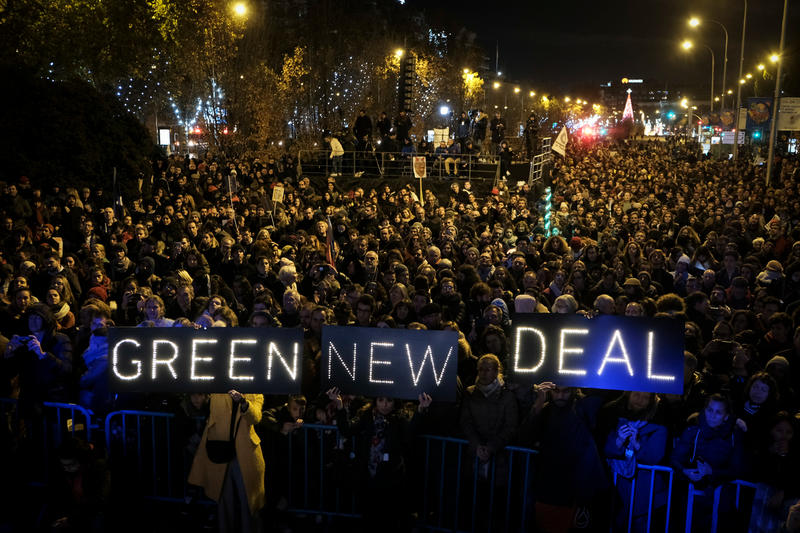 "Green New Deal"-skilt blant demonstranter under en klimamarsj under COP25 i Madrid.
