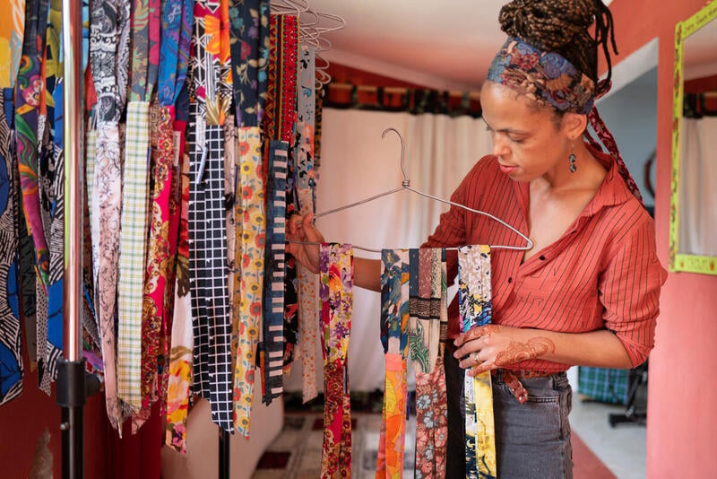 Anna Kiwia, en tekstil-redesigner i Dar es Salaam.