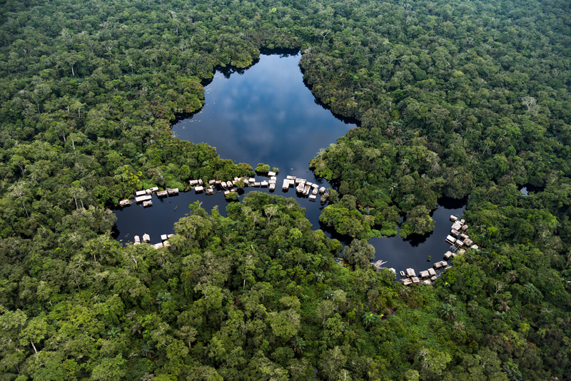 Luftbilde av landsbyen i Lac Paku i torvskogen nær Mbandaka, i Kongobassenget i Den demokratiske republikken Kongo. Den mest karbonrike tropiske regionen i verden anslås å lagre tilsvarende tre år med verdens utslipp. 