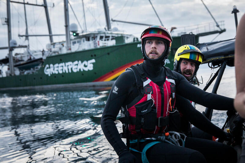 Aksjon i Nordsjøen: Aktivister svømmer til oljerigg i Danmark.