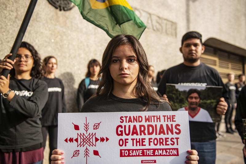 Greenpeace aktivister demonstrerer foran den brasilianske ambassaden i Buenos Aires i solidaritet med urbefolkninger i Amazonas. 