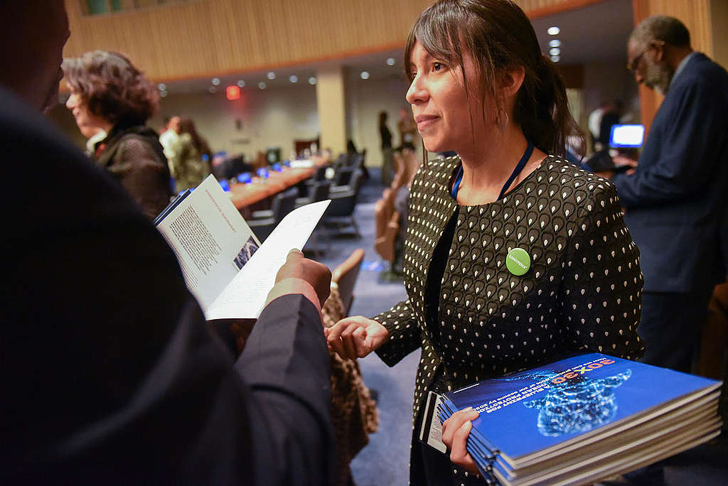 Estefania Gonzalez fra Greenpeace deler ut kopier av rapporten "30x30 A Blueprint For Ocean Protection" til FN-delegater. Greenpeace jobber for å verne 30 prosent av verdens landareal og 30 prosent av verdens hav innen 2030.