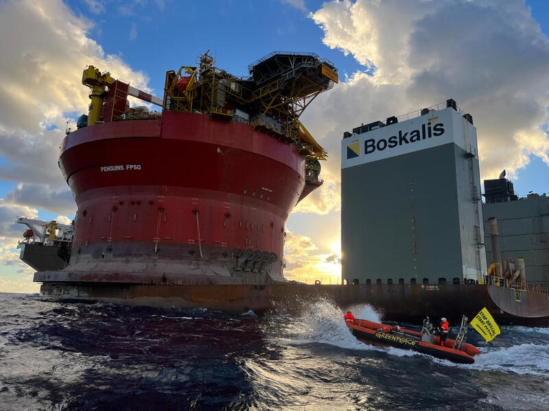 Greenpeace-aktivister i båter nærmer seg Shell-plattformen.