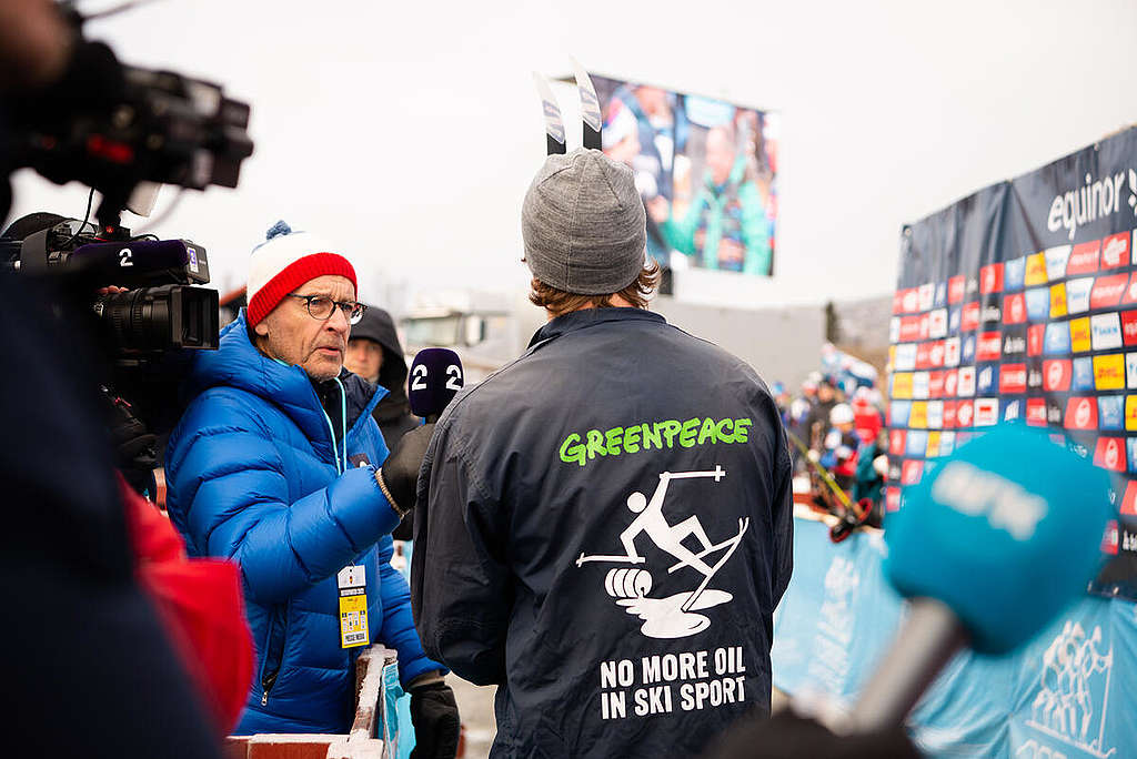 Den svenske skiløperen Emil Johansson Kringstad protesterer mot Equinors grønnvasking på Beitostølen. © Marthe Haarstad / Greenpeace