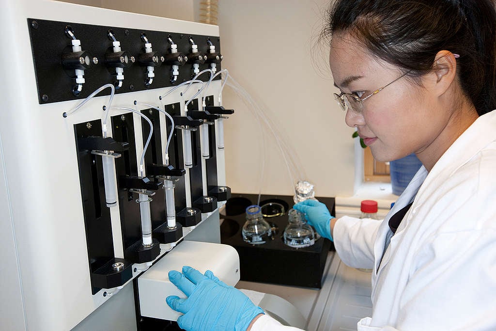 Forsker Melissa Wang analyserer farlige kjemikalier i vannprøver i Greenpeace-laboratoriet ved Universitetet i Exeter i Storbritannia.