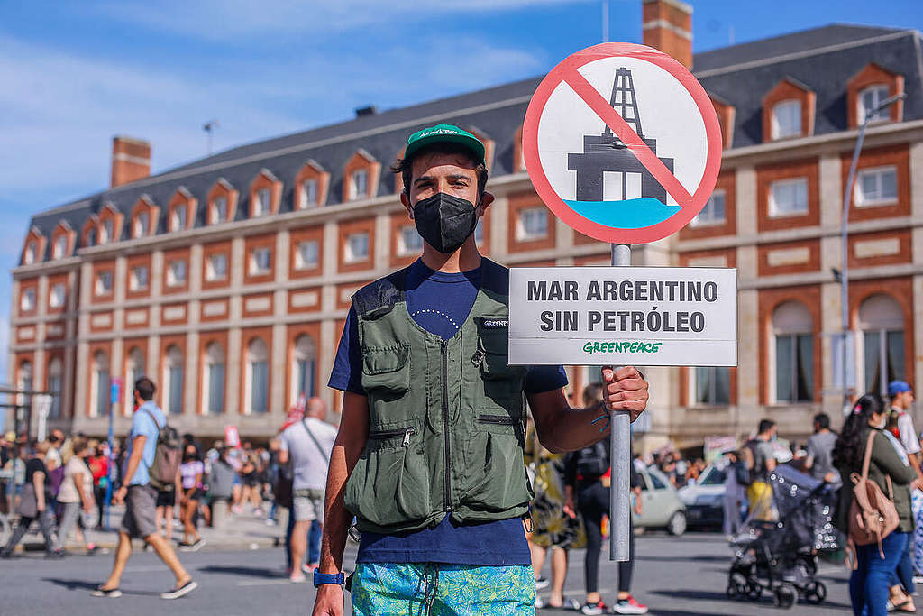 Aktivist i Buenos Aires demonstrerer mot Equinors planer om oljeleting i Argentinahavet.