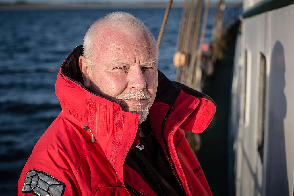 Forsker Paul Johnston om bord på Greenpeace-skipet Beluga i Edinburgh.