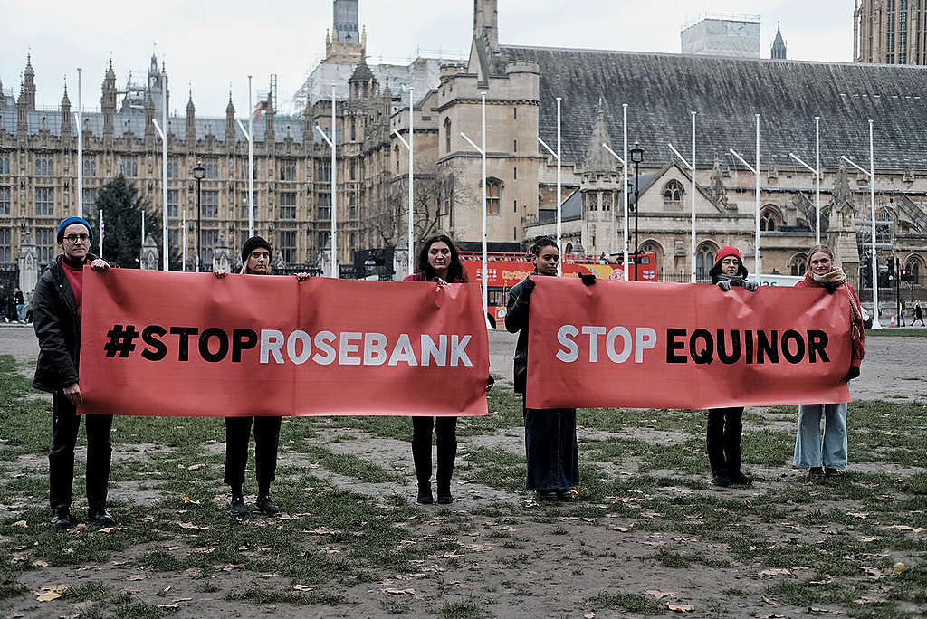 Bannere med teksten #StopRosebank og "Stop Equinor" forbindelse med overlevering av Stop Rosebank-signaturer i London.