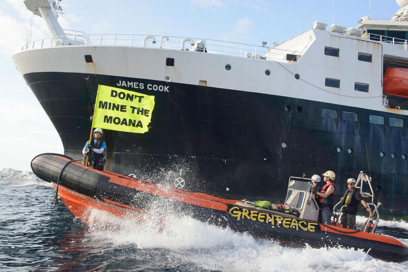 Fredelig Greenpeace-aksjon mot skipet James Cook i Stillehavet i mars 2023, i protest mot skadelig gruvedrift på havbunnen.