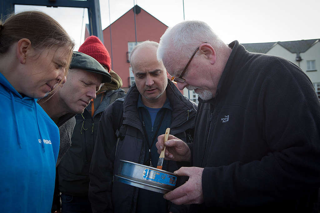 Greenpeace-medarbeidere og Paul (til høyre) undersøker elvevannprøver for spor etter plastforurensing i Storbritannia