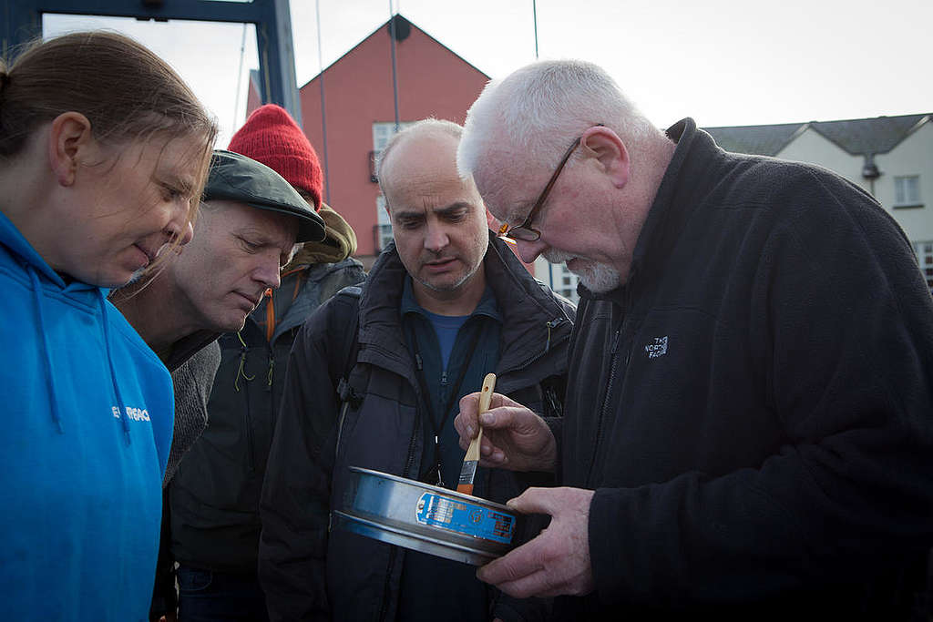Sediment Testing for Microplastics on River Exe in UK. © Vanessa Miles / Greenpeace Greenpeace-medarbeidere og Paul (til høyre) undersøker elvevannprøver for spor etter plastforurensing i Storbritannia