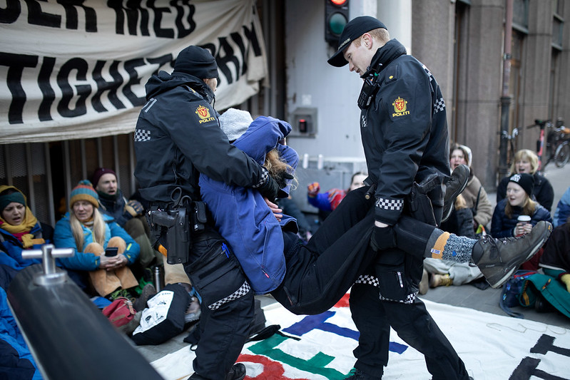 Fosen-aksjonen: En av aksjonistene utenfor Nærings - og fiskeridepartementet blir båret bort av politiet 1. mars 2023. Foto: Amanda Iversen Orlich, Natur og Ungdom En av aksjonistene utenfor Nærings - og fiskeridepartementet blir båret bort av politiet 1. mars.