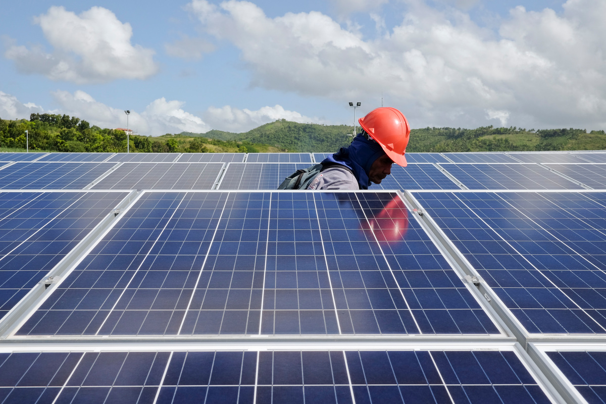 Solar Power Station in Negros Occidental. © Veejay Villafranca / Greenpeace