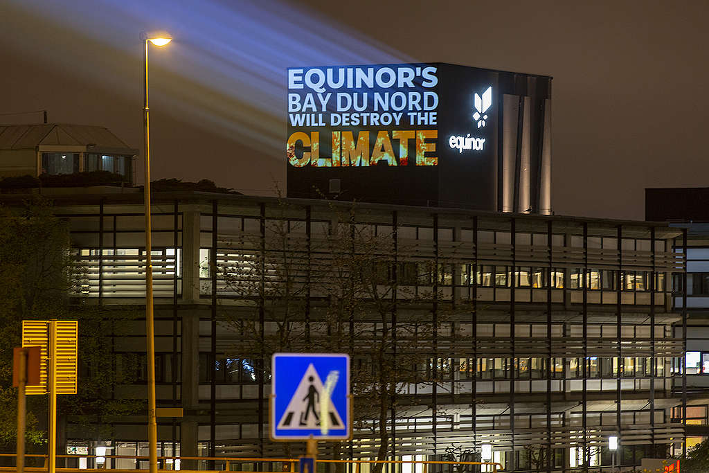 Projeksjon på Equinors kontor med beskjeden 'Equinors Bay Du Nord' vil ødelegge klimaet. Credit: Sierra Club Canada Foundation.