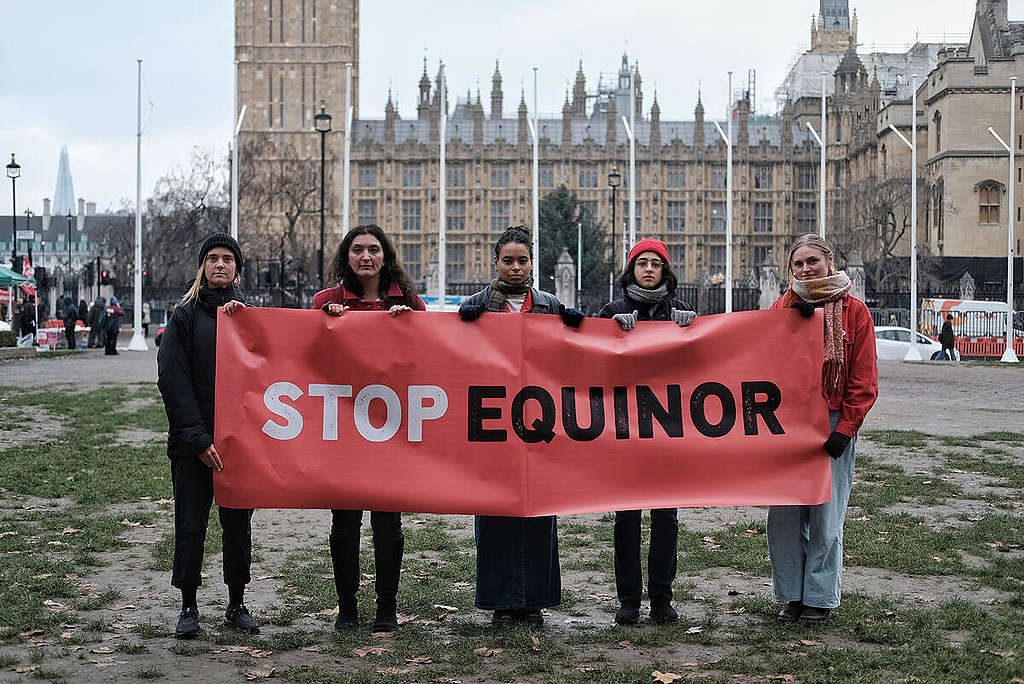 Aktivister holder Stop Equinor-banner i London © Angela Christofilou / Uplift