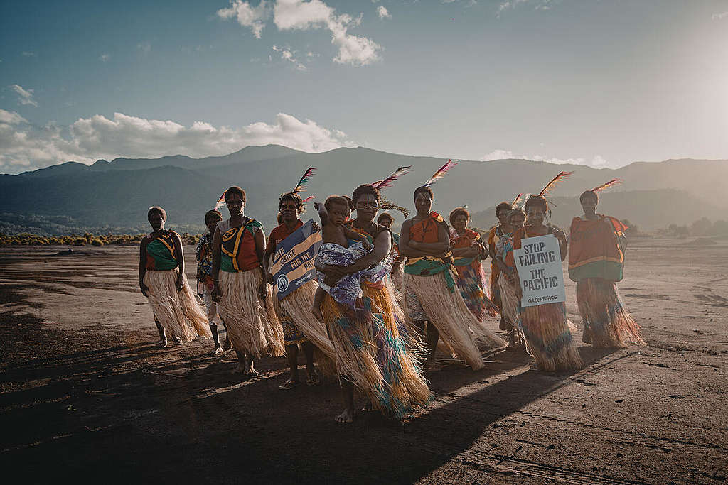 Under åpningen av COP26 samlet 200 kvinner seg ved Mt Yasur, en aktiv vulkan på øya Tanna i Vanuatu. Kvinnene holder skilt som krever klimarettferdighet på stillehavsøyene.© Greenpeace Under åpningen av FNs klimatoppmøte COP26 samlet 200 kvinner seg ved Mt Yasur, en aktiv vulkan på øya Tanna i Vanuatu. Kvinnene holder skilt som krever klimarettferdighet på stillehavsøyene.