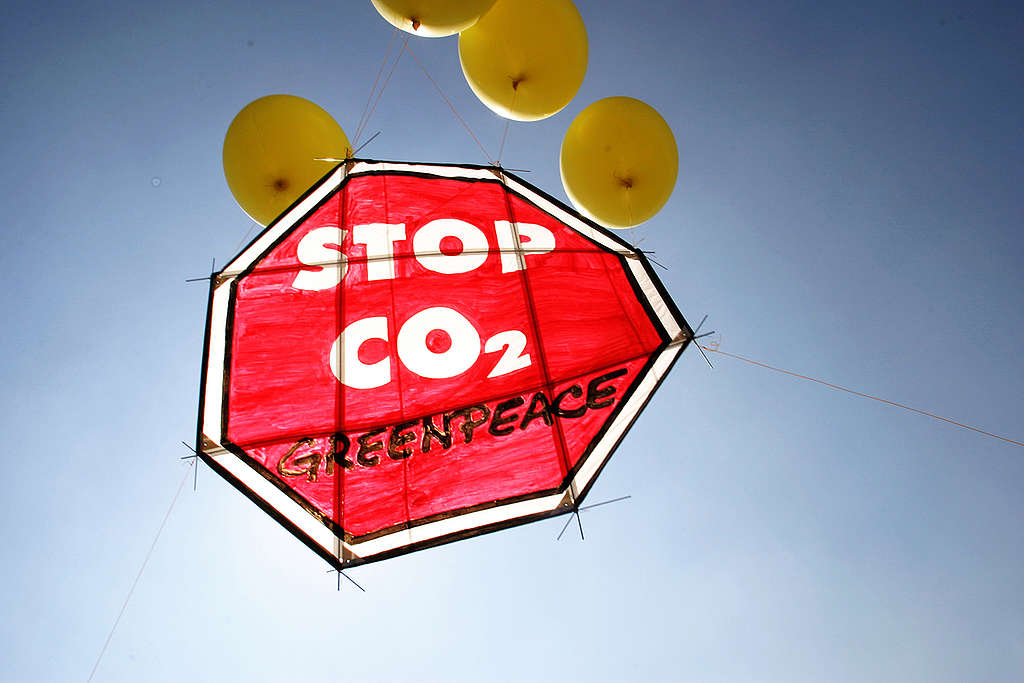 Banner med teksten "Stop C02", fra en Greenpeace-aksjon.