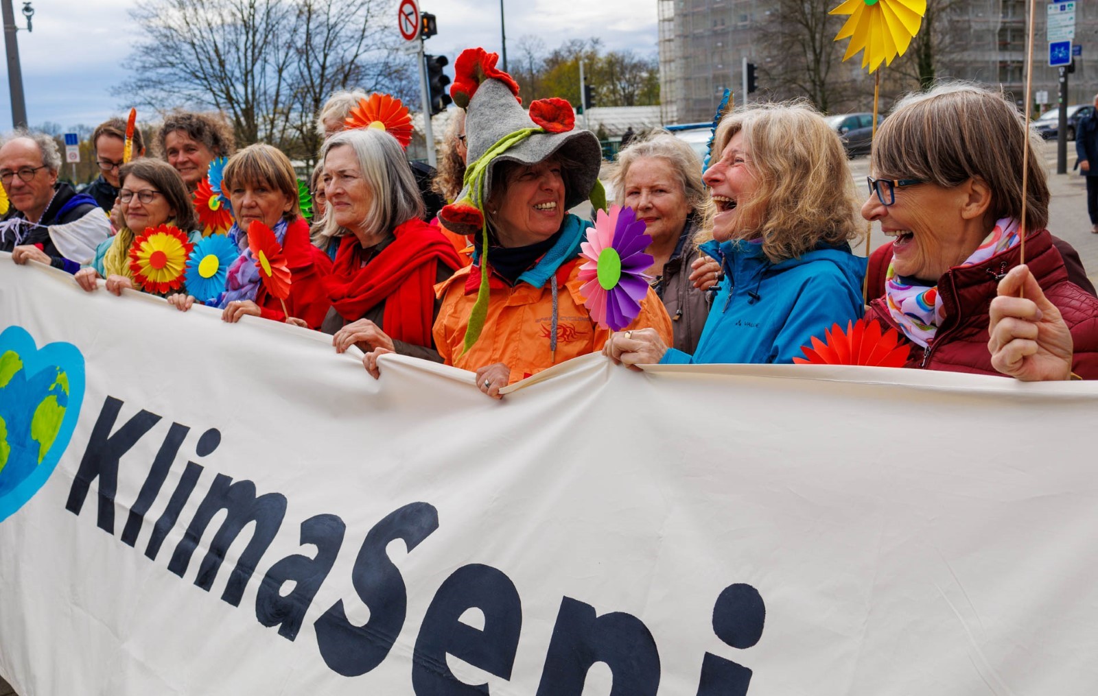 Klimaseniorinnen utenfor Den europeiske menneskerettighetsdomstolen i Strasbourg (EMD)