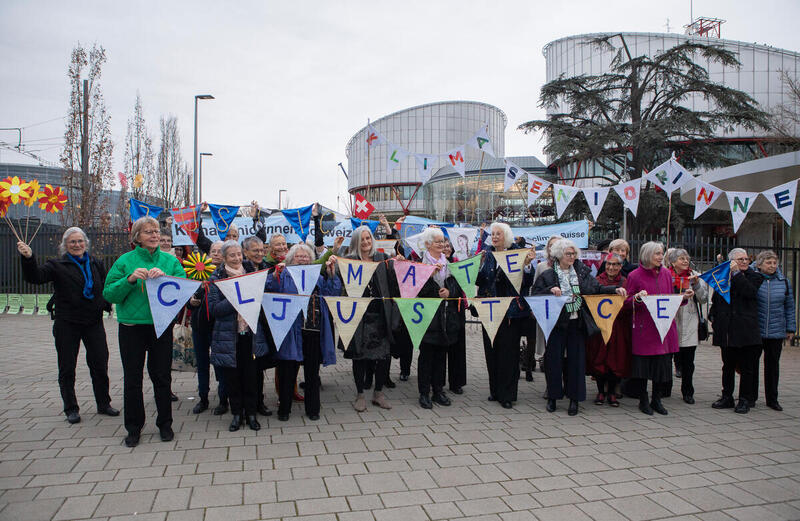 KlimaSeniorinnen samlet foran Den europeiske menneskerettighetsdomstolen i Strasbourg, Frankrike i forkant av deres storkammerhøring, med bannere som krever klimarettferdighet. © Miriam Künzli / Ex-Press / Greenpeace KlimaSeniorinnen samlet foran Den europeiske menneskerettighetsdomstolen i Strasbourg, Frankrike i forkant av deres storkammerhøring, med bannere som krever klimarettferdighet.