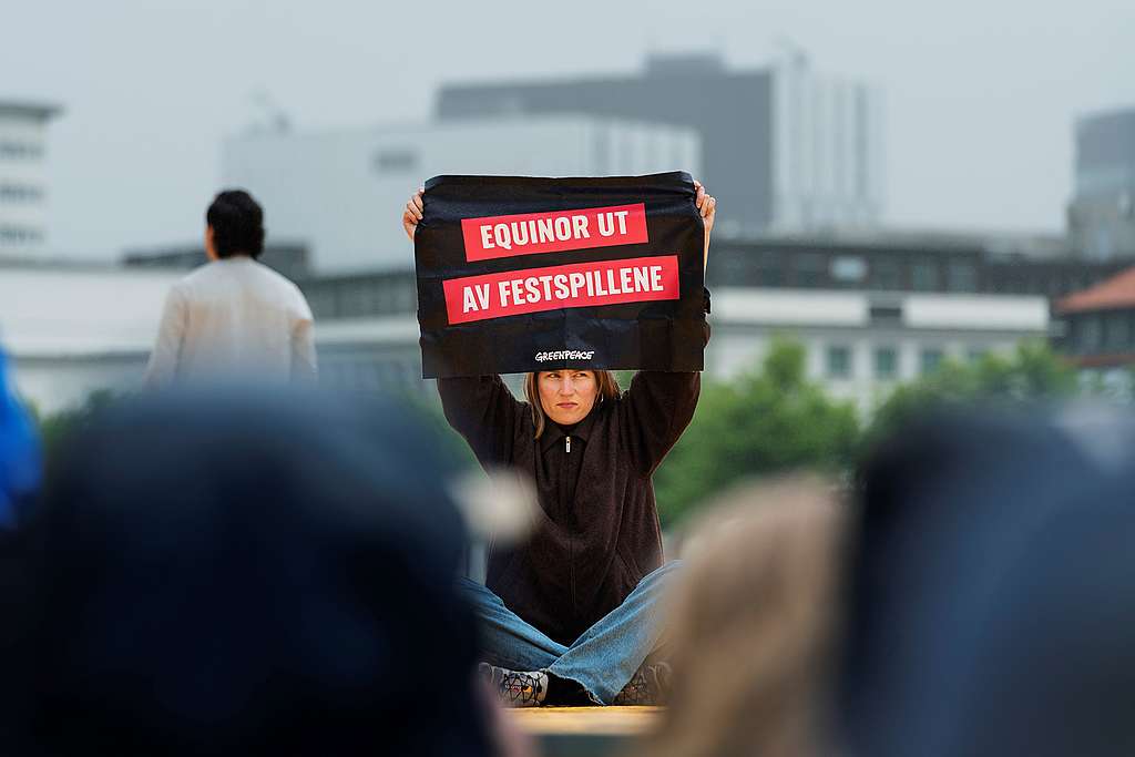 Under åpningen av Festspillene i Bergen 2023 protesterte Greenpeace-aktivist og klimaforsker Christine van der Horst mot at Equinor sponser Festspillene. Hun satte seg ned på catwalken med et banner med budskapet “Equinor ut av Festspillene”.