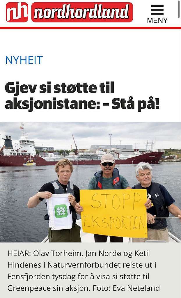 Naturvernforbundet viser sin støtte til aktivistene på Mongstad med båt og banner.