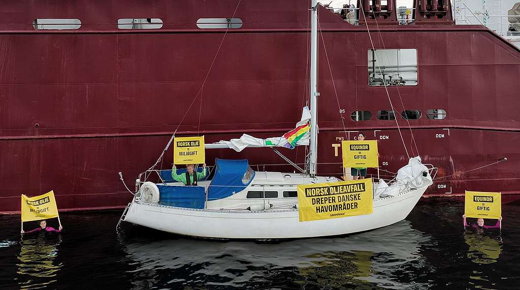 Greenpeace-aksjon på Mongstad mot Equinors eksport av giftig oljevann Fire aktivister fra Greenpeace Norden har søndag kveld gått til fredelig aksjon mot et tankskip som frakter giftig avfall for Equinor.