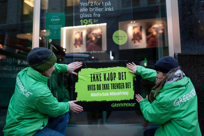 Frivillige i Greenpeace deltar i en aksjon under Black Friday i Oslo. Frivillige i Greenpeace deltar i en aksjon under Black Friday i Oslo.