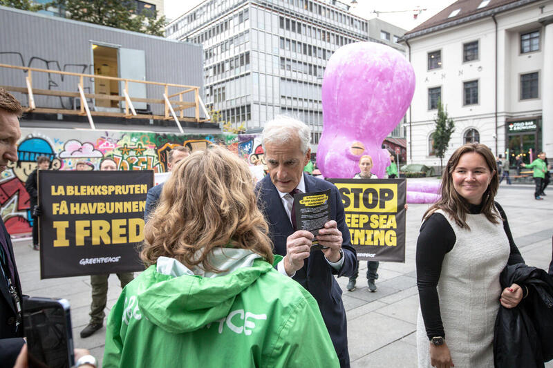 Statsminister Jonas Gahr Støre ble møtt av en stor blekksprut og Greenpeace-aktivister, i protest mot partiets ønske om gruvedrift på havbunnen.