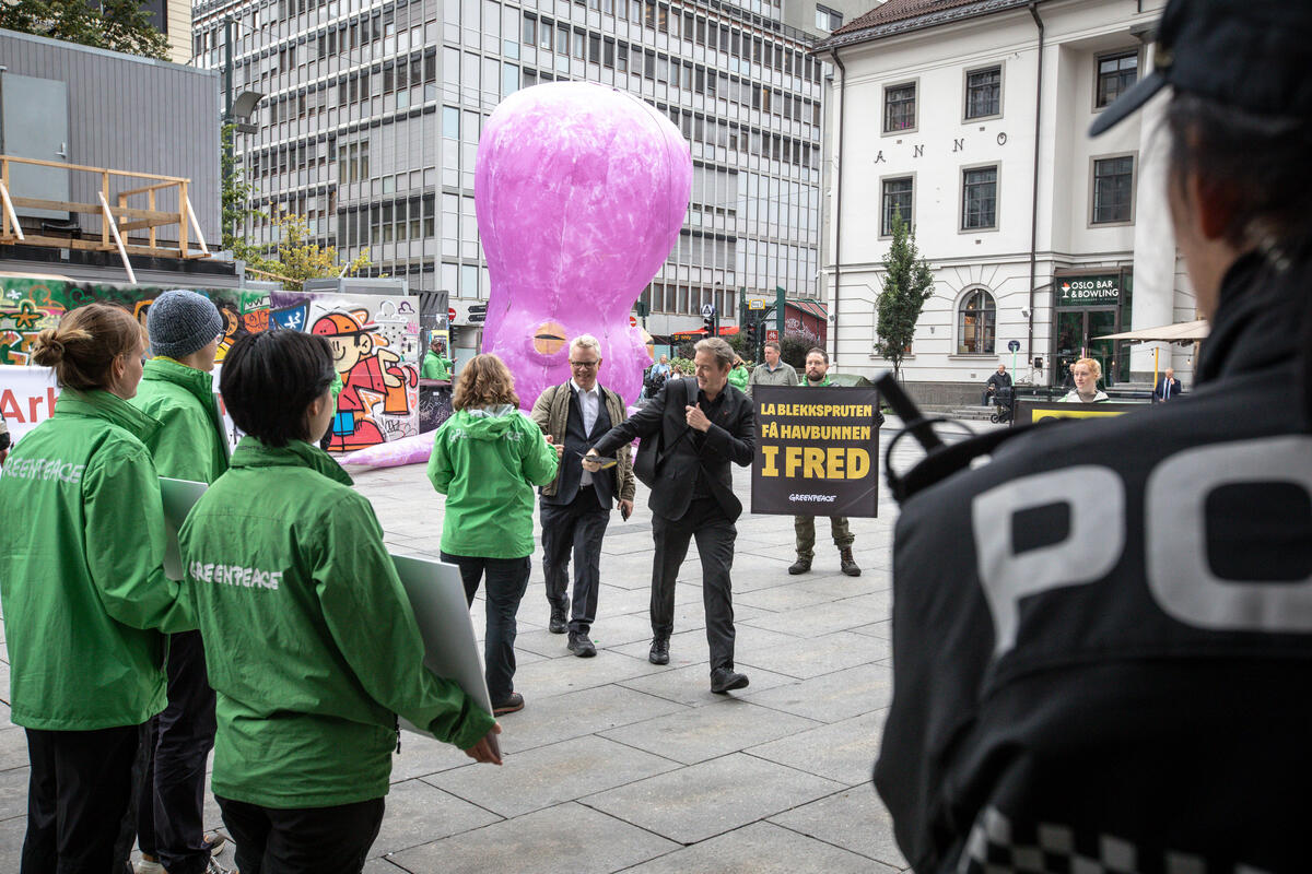 Activists Confront Prime Minister with Giant Octopus in Norway. © Greenpeace / Will Rose