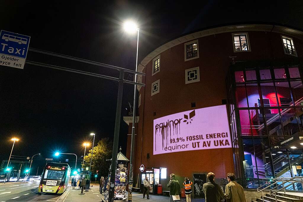 Protest mot Equinor under UKA i Trondheim 2023. Foto: Javad Montazeri / Greenpeace Greenpeace-protest under UKA i Trondheim. Projisert budskap med en Equinor-logo som drypper av olje, med budskapet "99% fossil energi - Equinor ut av UKA".