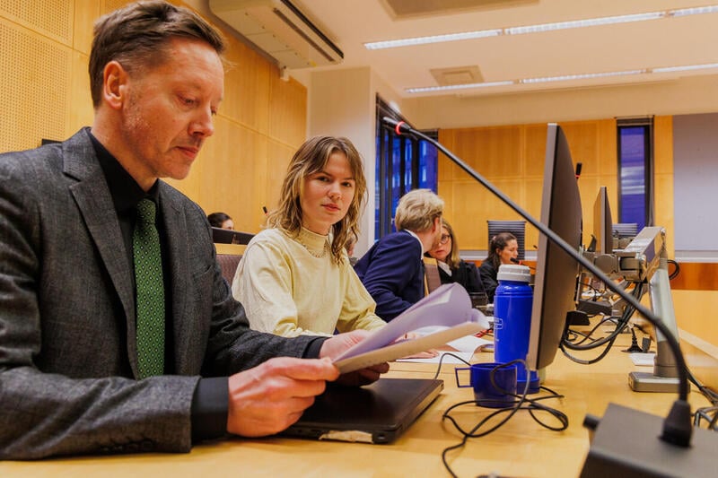 Leder i Greenpeace Frode Pleym og leder i Natur og Ungdom Gina Gylver under behandlingen av klimasøksmålet i Oslo tingrett.