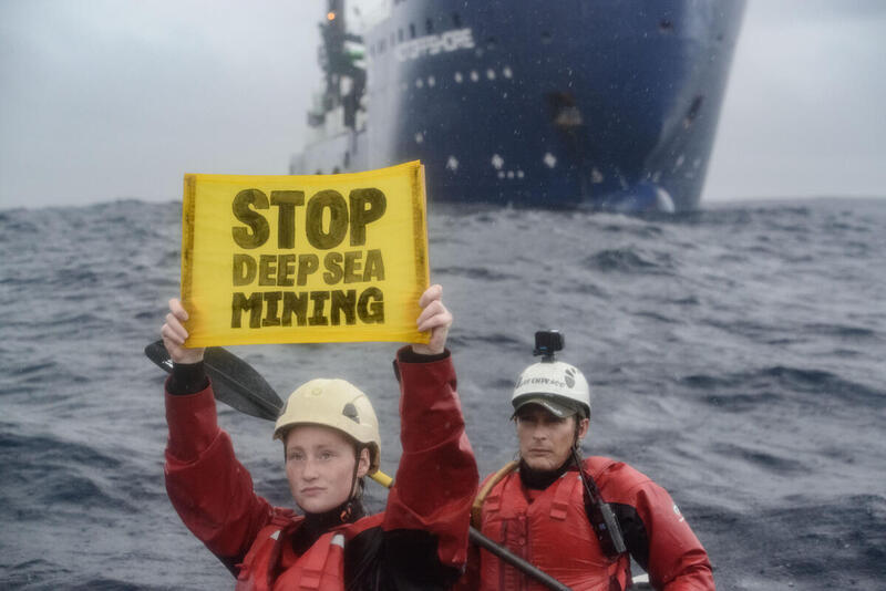 Aksjon mot gruvedrift på havbunnen i Stillehavet. Aktivist Amanda med banner som sier "Stop deep sea mining"