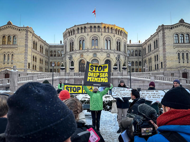 Demonstrasjon mot gruvedrift på havbunnen utenfor Stortinget i Oslo