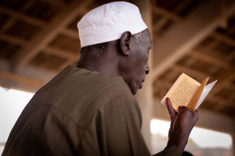 En eldre mann leser hadither under fastemåneden ramadan i Ouakam i Dakar.