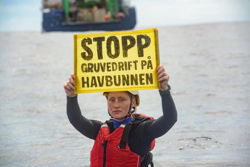 Protest mot gruvedrift på havbunnen i Stillehavet. Aktivist Amanda Louise Helle holder opp et banner.