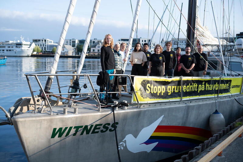 Greenpeace-skipet The Witness med besetning, under en vitenskapelig ekspedisjon i Arktis. Greenpeace-skipet The Witness med besetning, under en vitenskapelig ekspedisjon i Arktis.