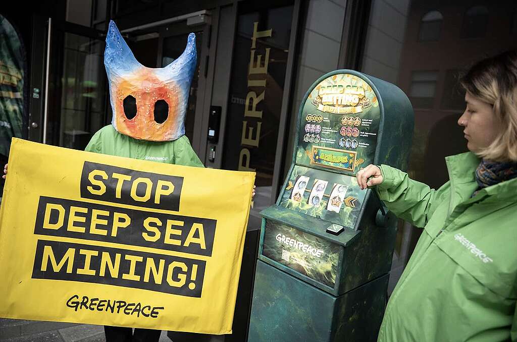 Greenpeace-aktivister utenfor kontoret til gruveselskapet Adepth Minerals, med en spilleautomat, Deep Sea Betting, som viser risikoene ved gruvedrift på havbunnen. © Jason White