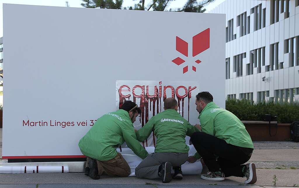Greenpeace får Equinors logo til å dryppe blod under en aksjon mot selskapets samarbeid med israelsk-eide Ithaca Energy. Greenpeace får Equinors logo til å dryppe blod under en aksjon mot selskapets samarbeid med israelsk-eide Ithaca Energy.
