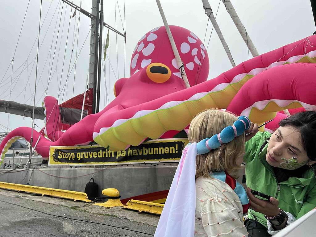 Ansiktsmaling foran Greenpeace-skipet The Witness på Bryggen i Bergen - et arrangement for å stoppe gruvedrift på havbunnen. Ansiktsmaling foran Greenpeace-skipet The Witness på Bryggen i Bergen - et arrangement for å stoppe gruvedrift på havbunnen.