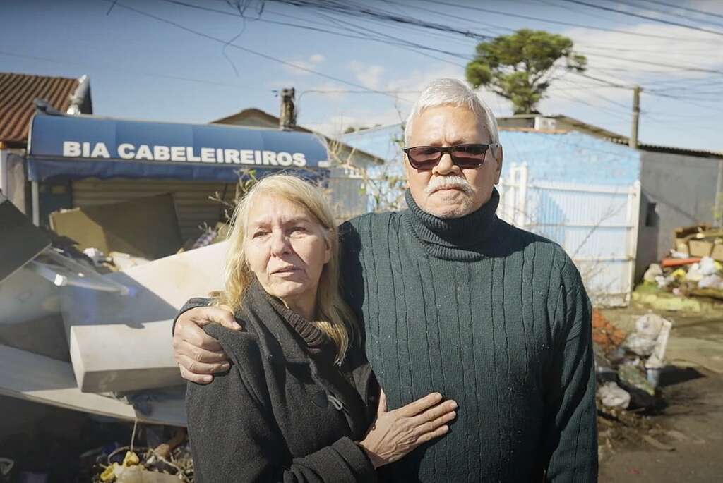 Ofre for flom og ekstremvær i Brasil To av ofrene for ekstremværet i Brasil, Darroberto og Beatriz, foran familiebedriften.
