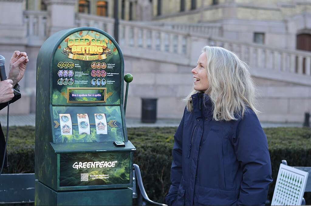Kirsti Bergstø, leader of the Socialist Left party at a protest against deep sea mining outside Norwegian Parliament © Jenny Marie Baksaas / Greenpeace