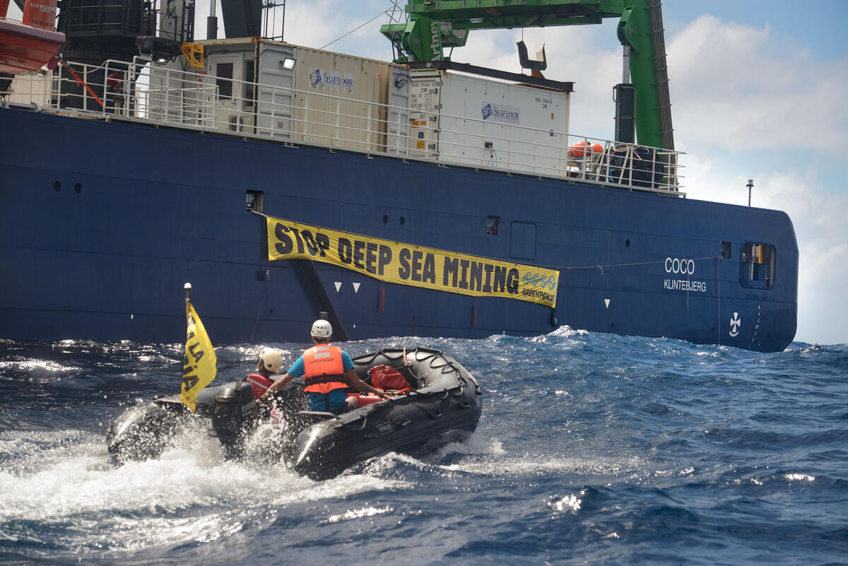 Confronting MV Coco with Rail Banner in the Pacific Ocean. © Martin Katz / Greenpeace Greenpeace-aksjon mot gruveselskapet The Metals Company i Stillehavet i november 2023. © Martin Katz / Greenpeace