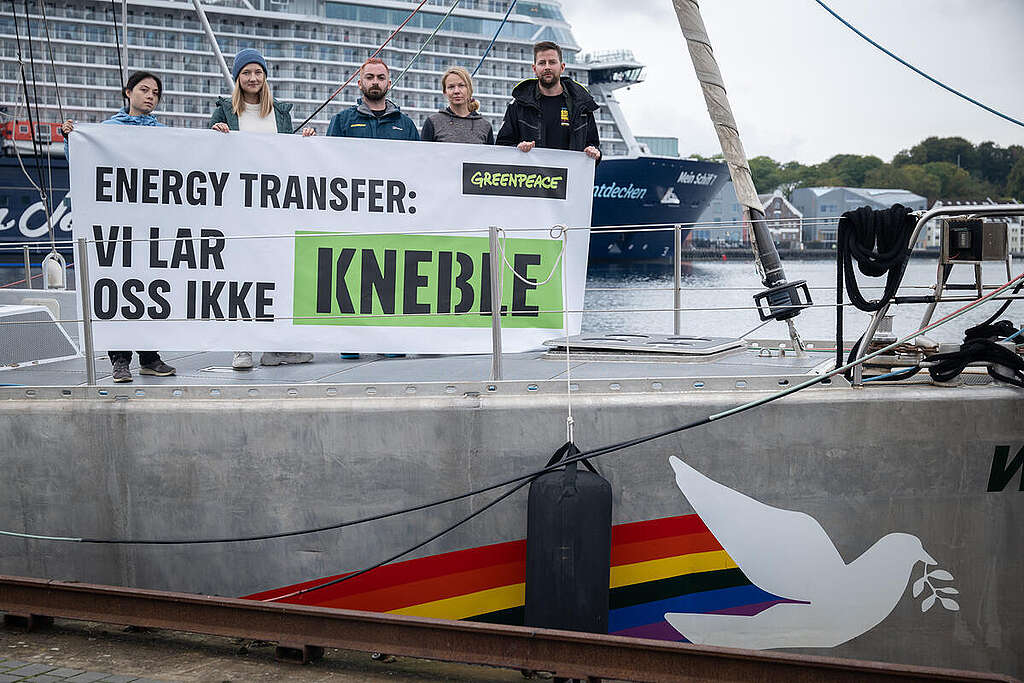 Støttemarkering på Greenpeace-skipet The Witness utenfor Stavanger. Teksten på banneret: "ENERGY TRANSFER - VI LAR OSS IKKE KNEBLE"