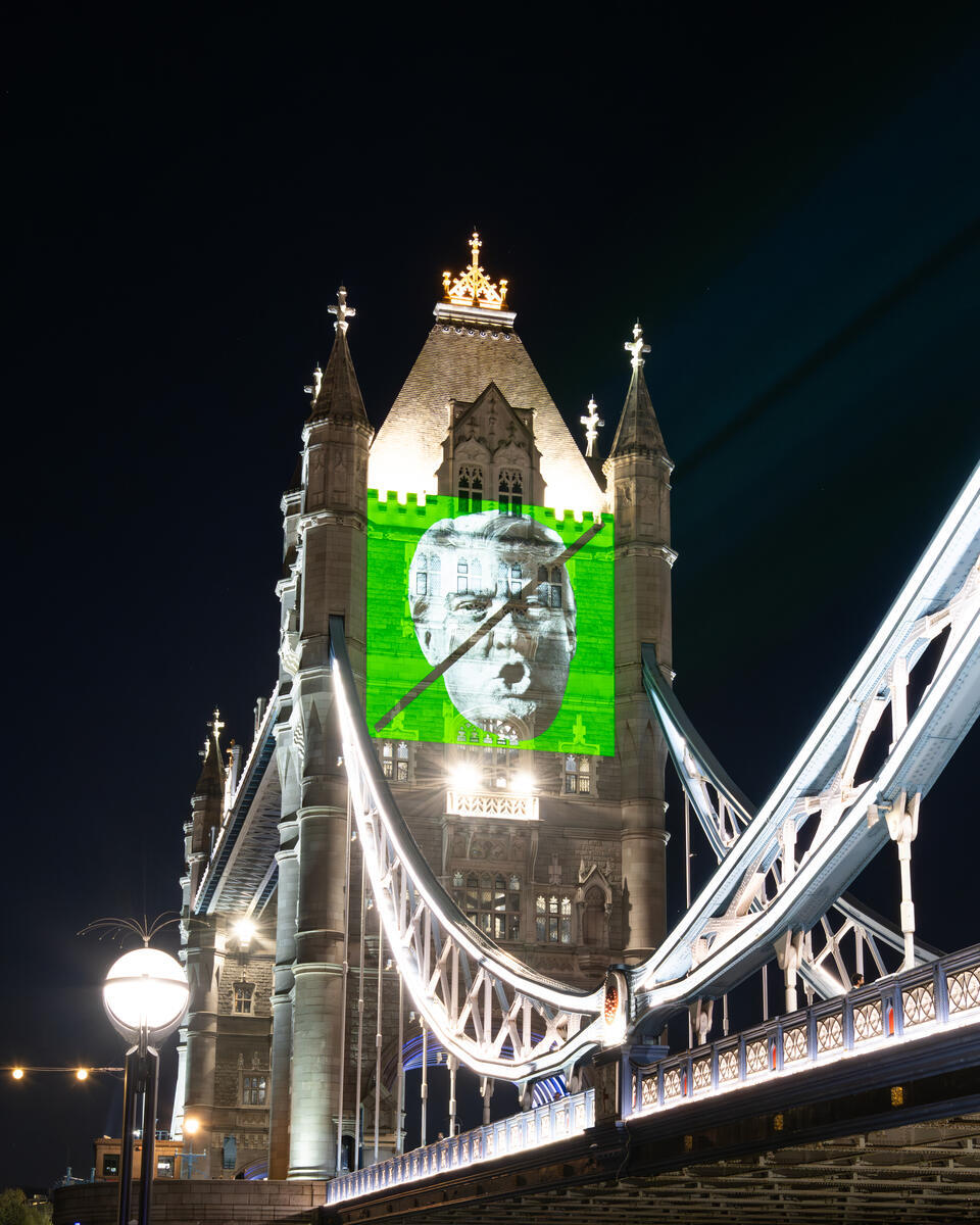 "Time to Resist" Projection on Tower Bridge in London. © POW / Greenpeace I april projiserte Greenpeace i Storbritannia et budskap på Tower Bridge i London om at det er på tide å gjøre motstand mot Donald Trump og milliardærvennene hans.