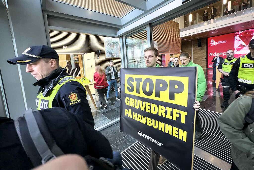 Politiet førte Greenpeace-aktivistene ut fra bygget der konferansen om gruvedrift på havbunnen ble holdt. De ropte «Stop deep sea mining» og holdt opp bannere. Politiet førte Greenpeace-aktivistene ut fra bygget der konferansen om gruvedrift på havbunnen ble holdt. De ropte «Stop deep sea mining» og holdt opp bannere.
