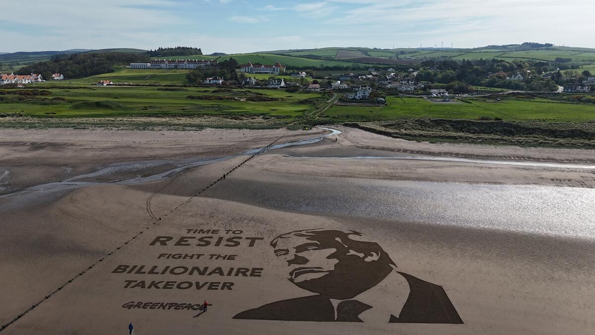 Huge protest artwork appears by Trump’s Scottish golf course. © Saf Suleyman / Greenpeace Greenpeace Storbritannia avduket et 55 ganger 40 meter stort kunstverk på stranda ved siden av Donald Trumps golfbane i Skottland, «Trump Turnberry».
