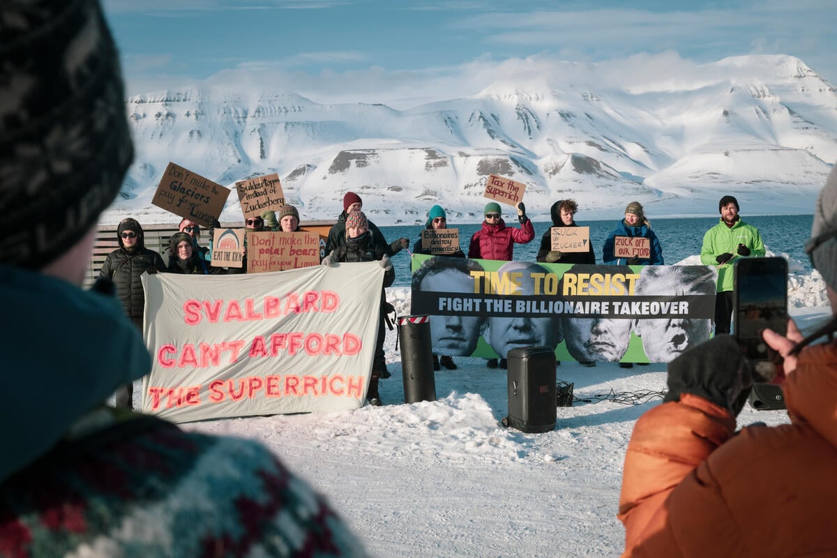Time to Resist the Billionaire Takeover - Protest in Svalbard. © Christian Åslund / Greenpeace Demonstranter fra Arctic Climate Action Svalbard og Greenpeace Norge demonstrerte mot Mark Zuckerbergs luksusyacht i Longyearbyen.